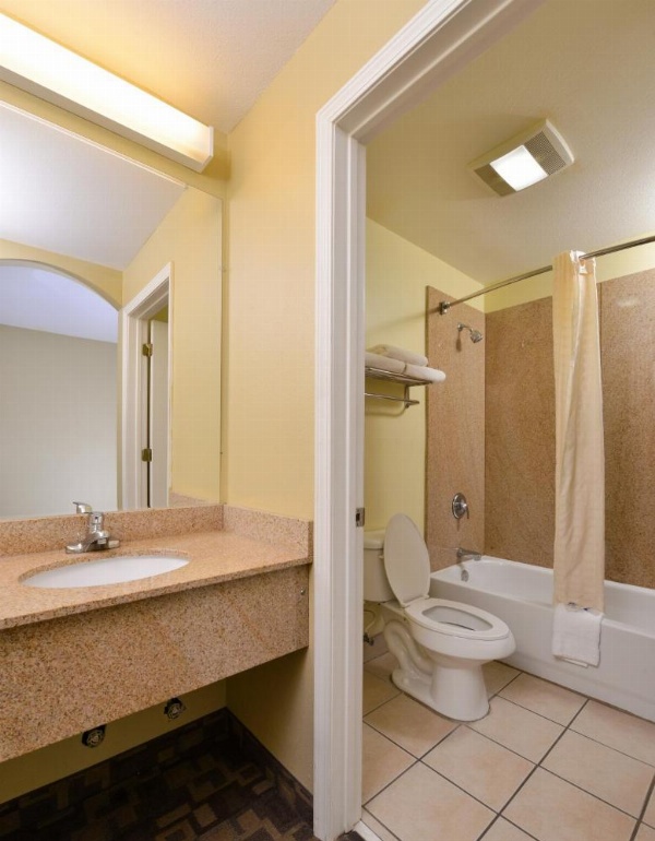 Americas Best Value Inn & Suites University Ave image 8